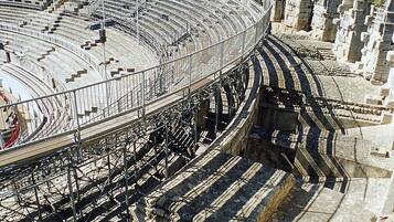 Een groot, halfrond amfitheater met trappengalerijen en een centraal podium.