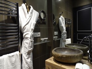 Superior-dobbeltværelse - 1 dobbeltseng | Faciliteter på badeværelset | Miljøvenlige toiletartikler, hårtørrer, badekåber, hjemmesko