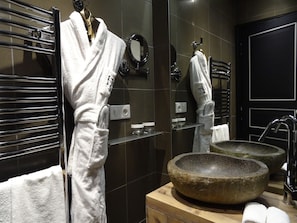 Superior-dobbeltværelse - 1 dobbeltseng | Faciliteter på badeværelset | Miljøvenlige toiletartikler, hårtørrer, badekåber, hjemmesko
