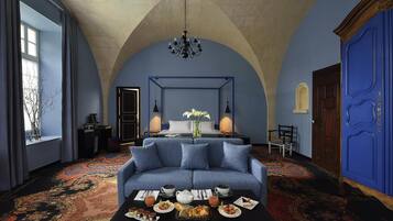 Suite, 1 kingsize bed | Luxe beddengoed, een minibar, een kluis op de kamer