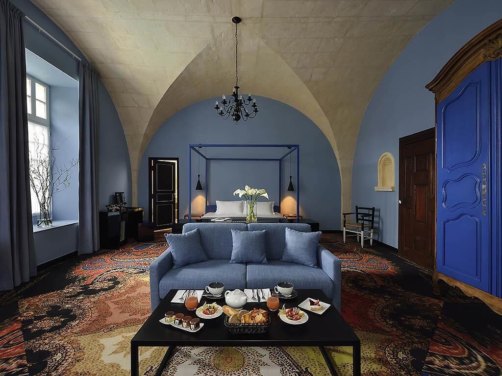 Suite, 1 kingsize bed | Luxe beddengoed, een minibar, een kluis op de kamer