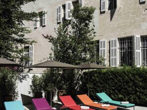 Seasonal outdoor pool, open 9:00 AM to 8:00 PM, pool loungers - Jules César Hotel & Spa Arles - MGallery Collection (Arles)