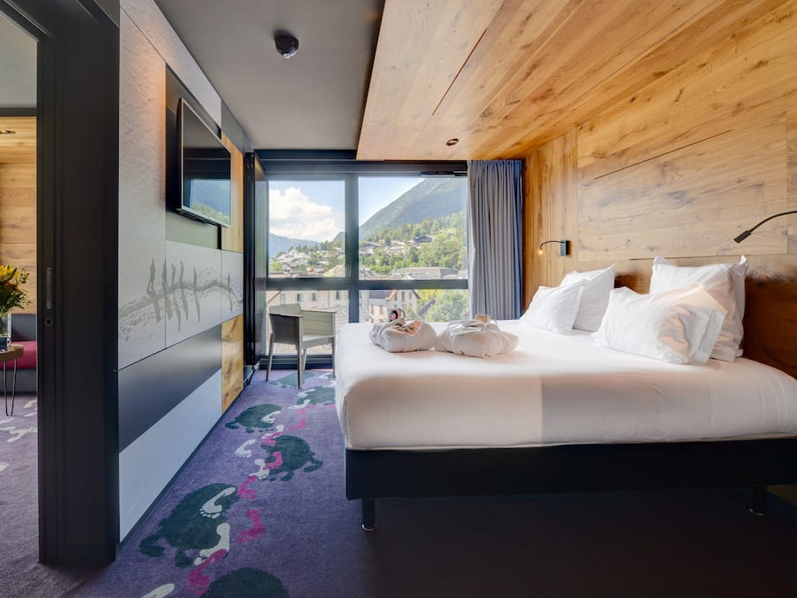 Suíte família, sacada, vista para a montanha | Roupas de cama premium, camas Select Comfort, cofres nos quartos