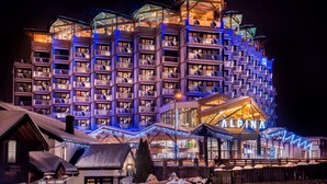 A multi-story hotel with balconies, a prominent entrance, and a snow-covered ground. - Alpina Eclectic Hotel (Chamonix-Mont-Blanc)