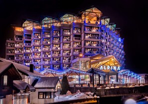 Front of property – evening/night - Alpina Eclectic Hotel (Chamonix-Mont-Blanc)