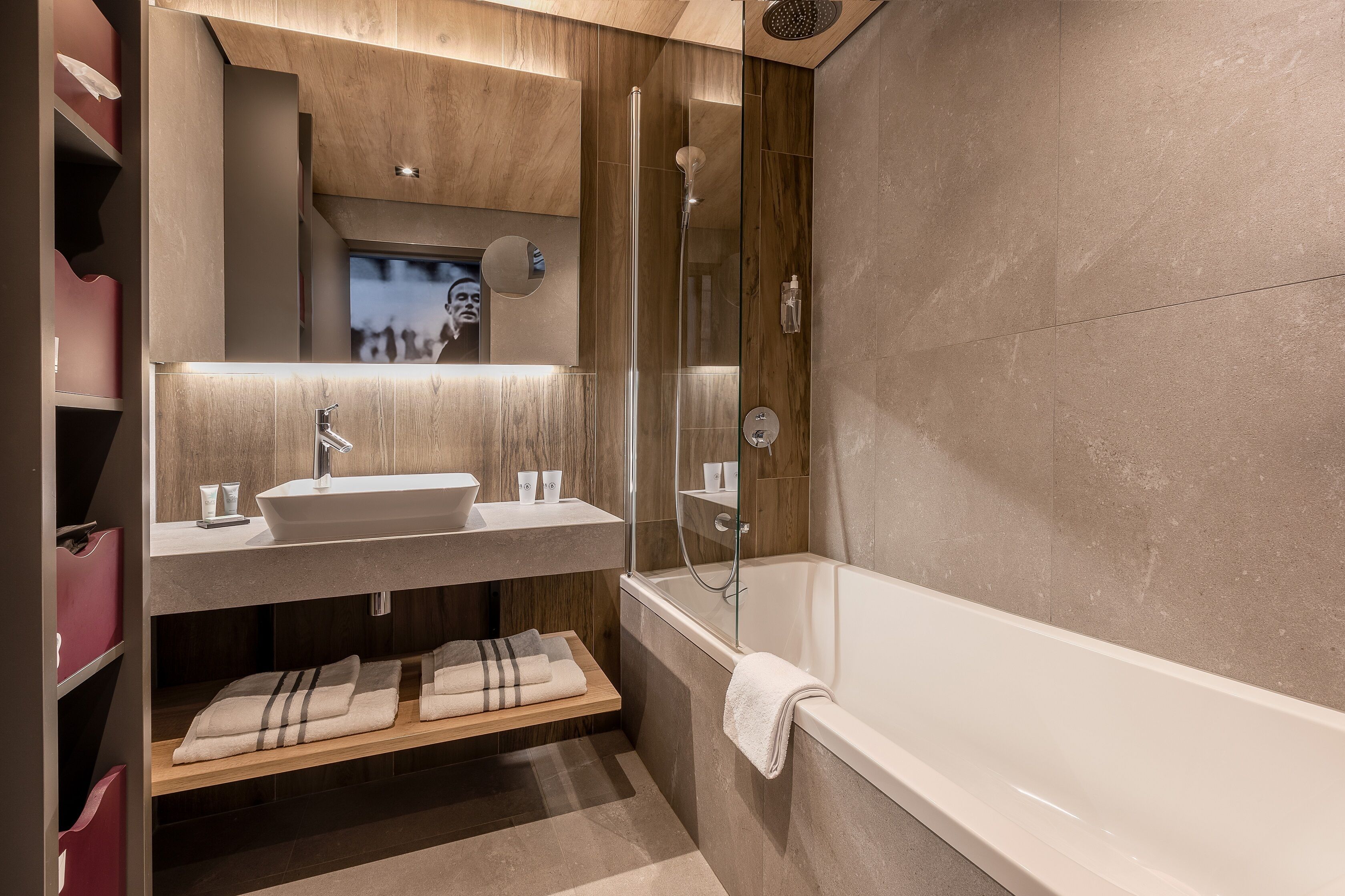 chambre supérieure avec balcon - vue chaine du mont-blanc | bathroom | combined shower/bathtub, hair dryer, towels