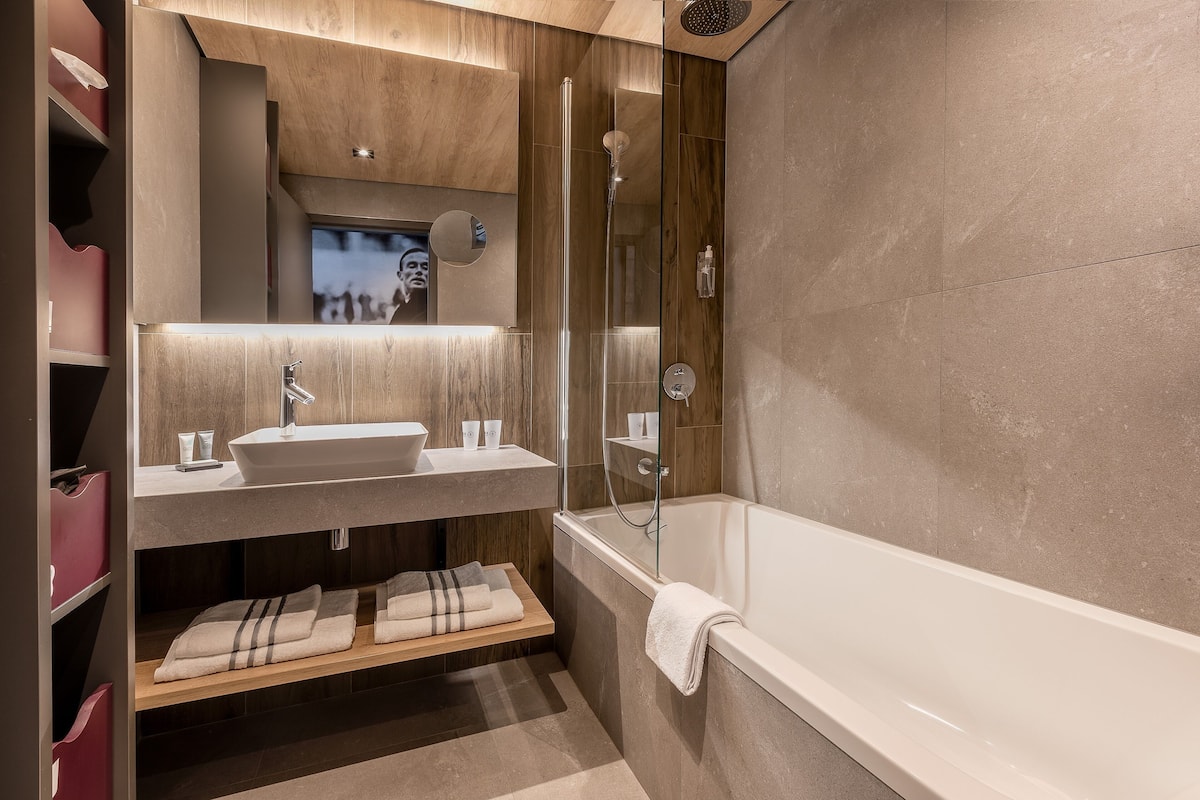 chambre supérieure avec balcon - vue chaine du mont-blanc | bathroom | combined shower/bathtub, hair dryer, towels