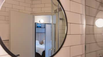 Habitación estándar, 2 camas individuales | Ropa de cama de alta calidad, caja fuerte, escritorio y cortinas opacas