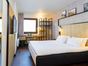 Hochwertige Bettwaren, Zimmersafe, Schreibtisch, Verdunkelungsvorhänge