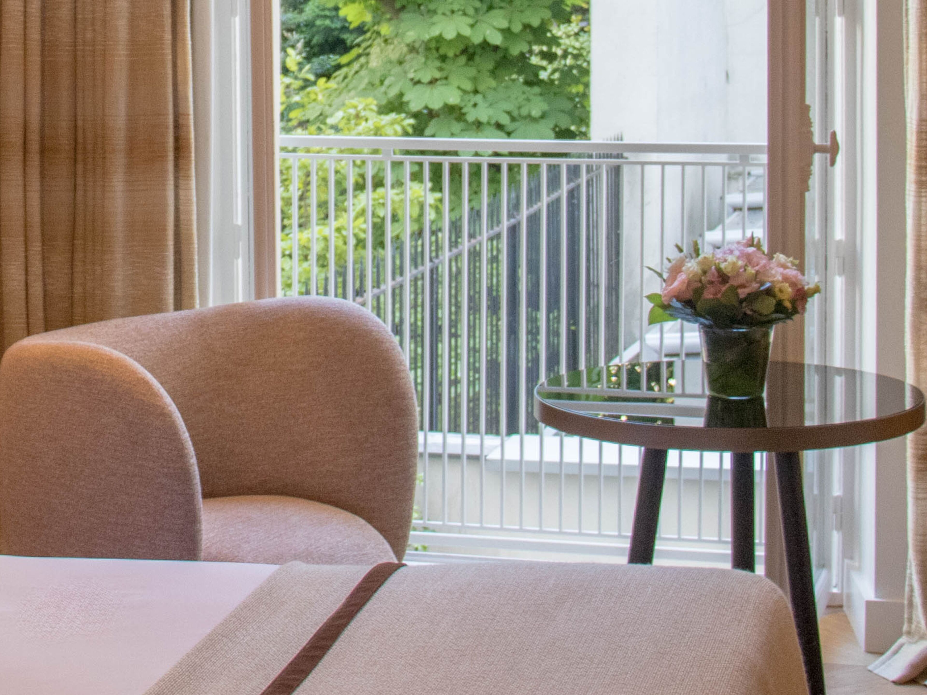 deluxe room | premium bedding, minibar, in-room safe, desk