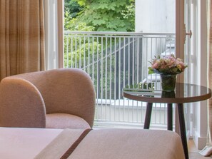 Rom – deluxe | Sengetøy av topp kvalitet, minibar, safe på rommet og skrivebord