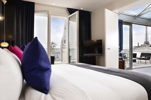 Panoraamasviitti, terassi (Eiffel) | Ylelliset vuodevaatteet, minibaari, tallelokero huoneessa, työpöytä