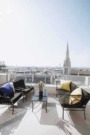 Suite Terrasse Eiffel | Literie de qualité supérieure, minibar, coffres-forts dans les chambres