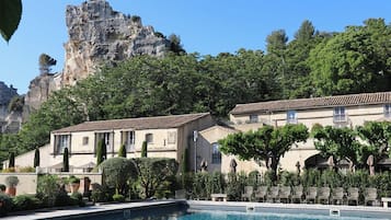 3 piscines extérieures, parasols de plage, chaises longues