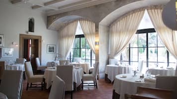 2 restaurantes; se sirven desayunos, comidas y cenas