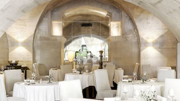 2 restaurants, breakfast, lunch, dinner served; French cuisine