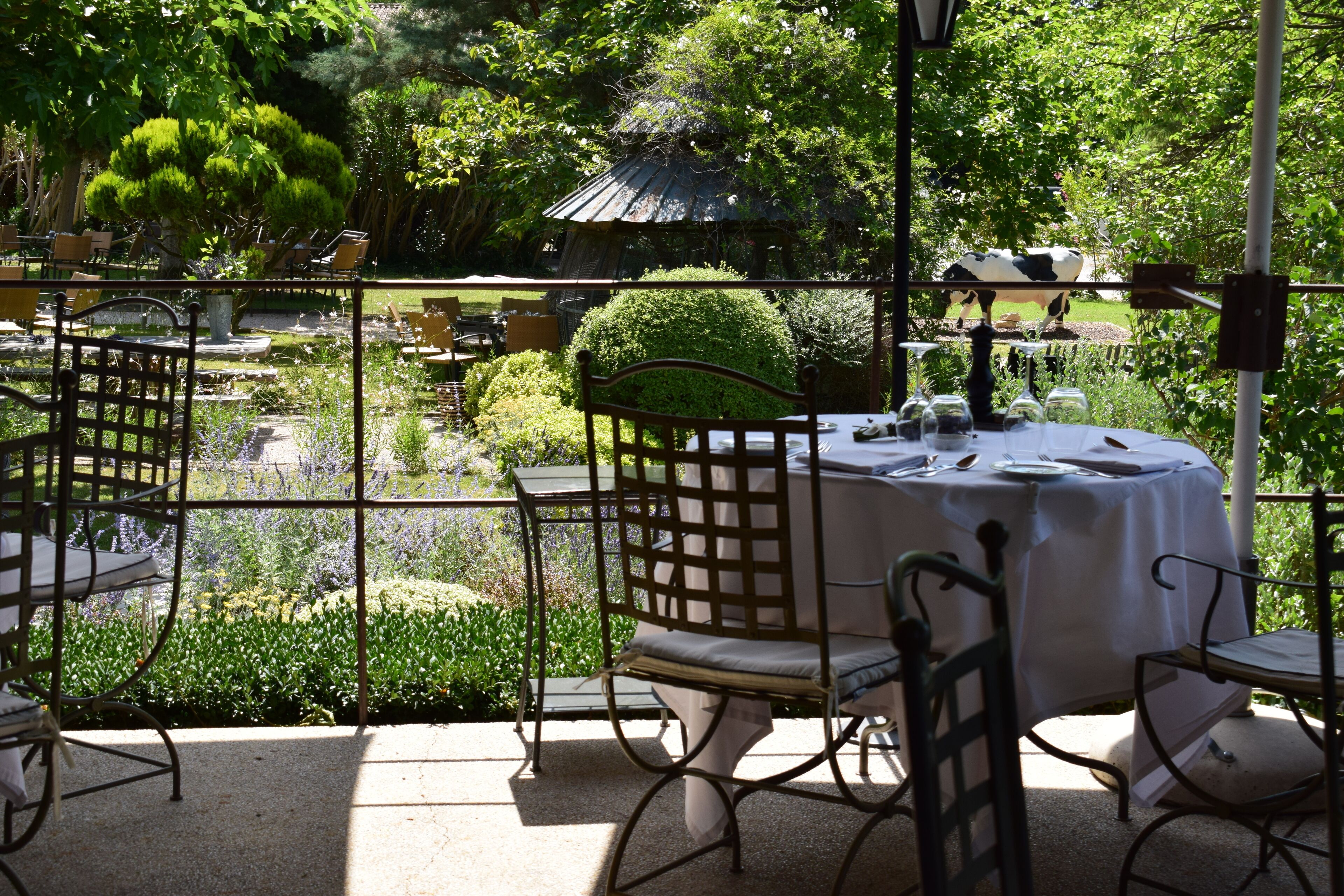 2 restaurants, breakfast, lunch, dinner served; french cuisine