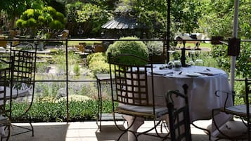 2 restaurants servant le petit déjeuner, spécialités Cuisine française