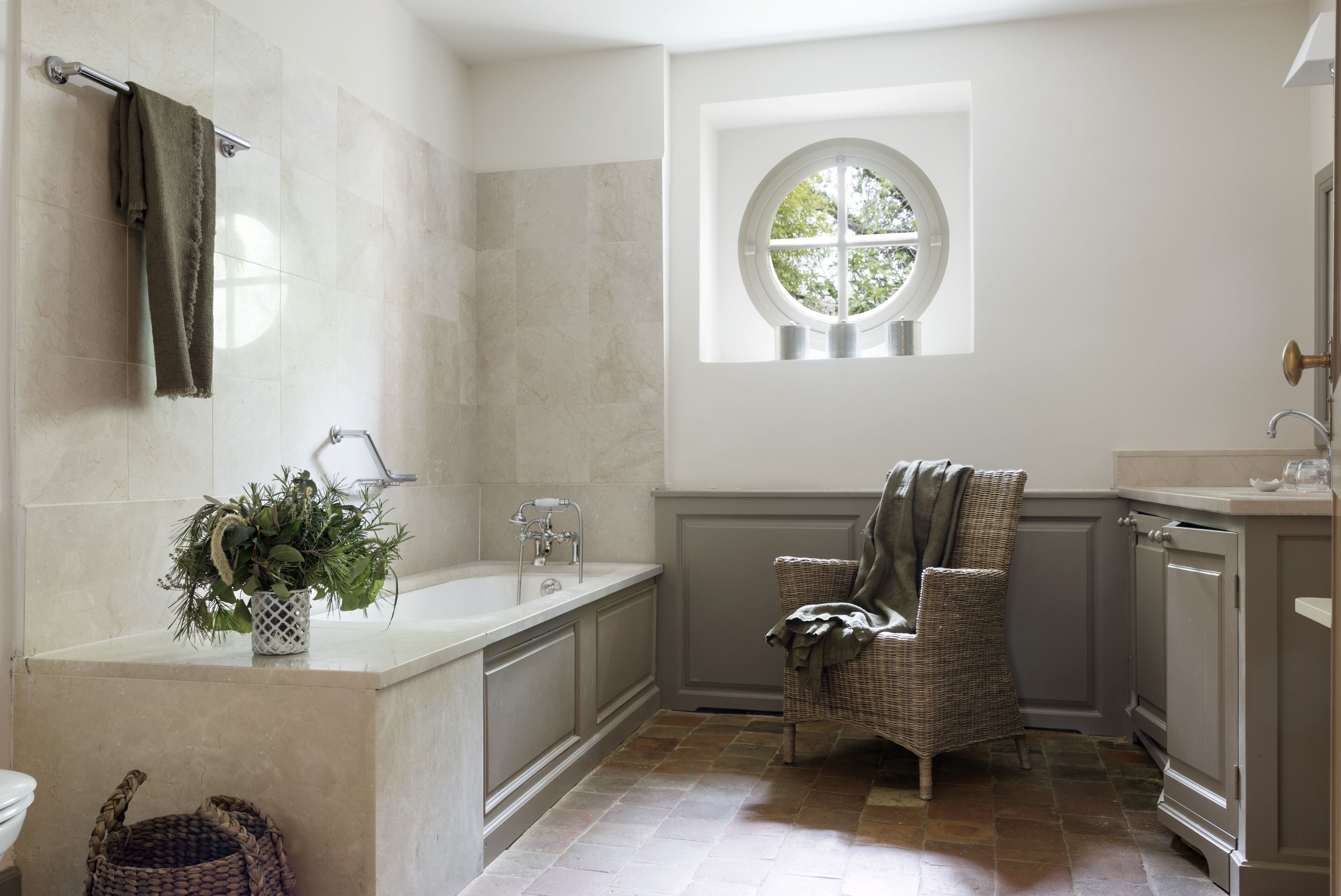 junior suite, 1 queen bed | bathroom | shower, free toiletries, hair dryer, bathrobes