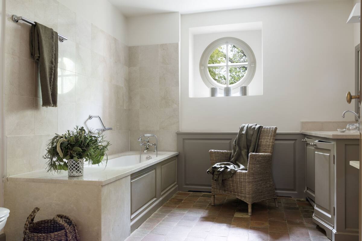 junior suite, 1 queen bed | bathroom | shower, free toiletries, hair dryer, bathrobes