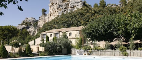 3 piscinas al aire libre, sombrillas, sillones reclinables de piscina