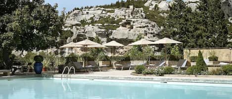 3 outdoor pools, pool umbrellas, pool loungers