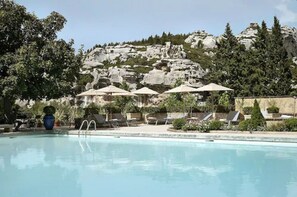 3 piscines extérieures, parasols de plage, chaises longues