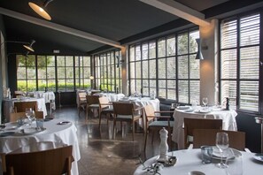 2 restaurants, servant le déjeuner et le dîner; cuisine française