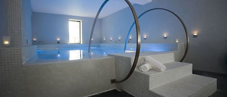 Indoor spa tub