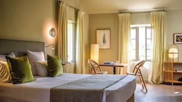 Junior Suite, 1 Queen Bed | Premium bedding, minibar, in-room safe, desk