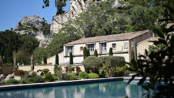 3 piscinas al aire libre, sombrillas, sillones reclinables de piscina