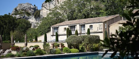 3 outdoor pools, pool umbrellas, sun loungers