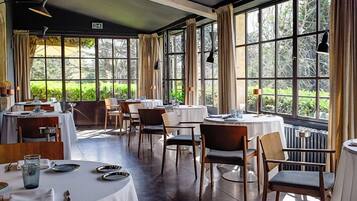 2 restaurants; breakfast, lunch, and dinner served