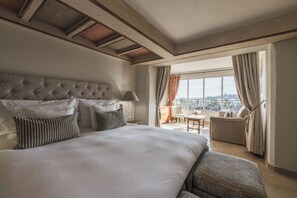 Premium bedding, memory-foam beds, minibar, in-room safe - Chateau Le Cagnard (Cagnes-sur-Mer)