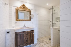 Bathroom - Chateau Le Cagnard (Cagnes-sur-Mer)