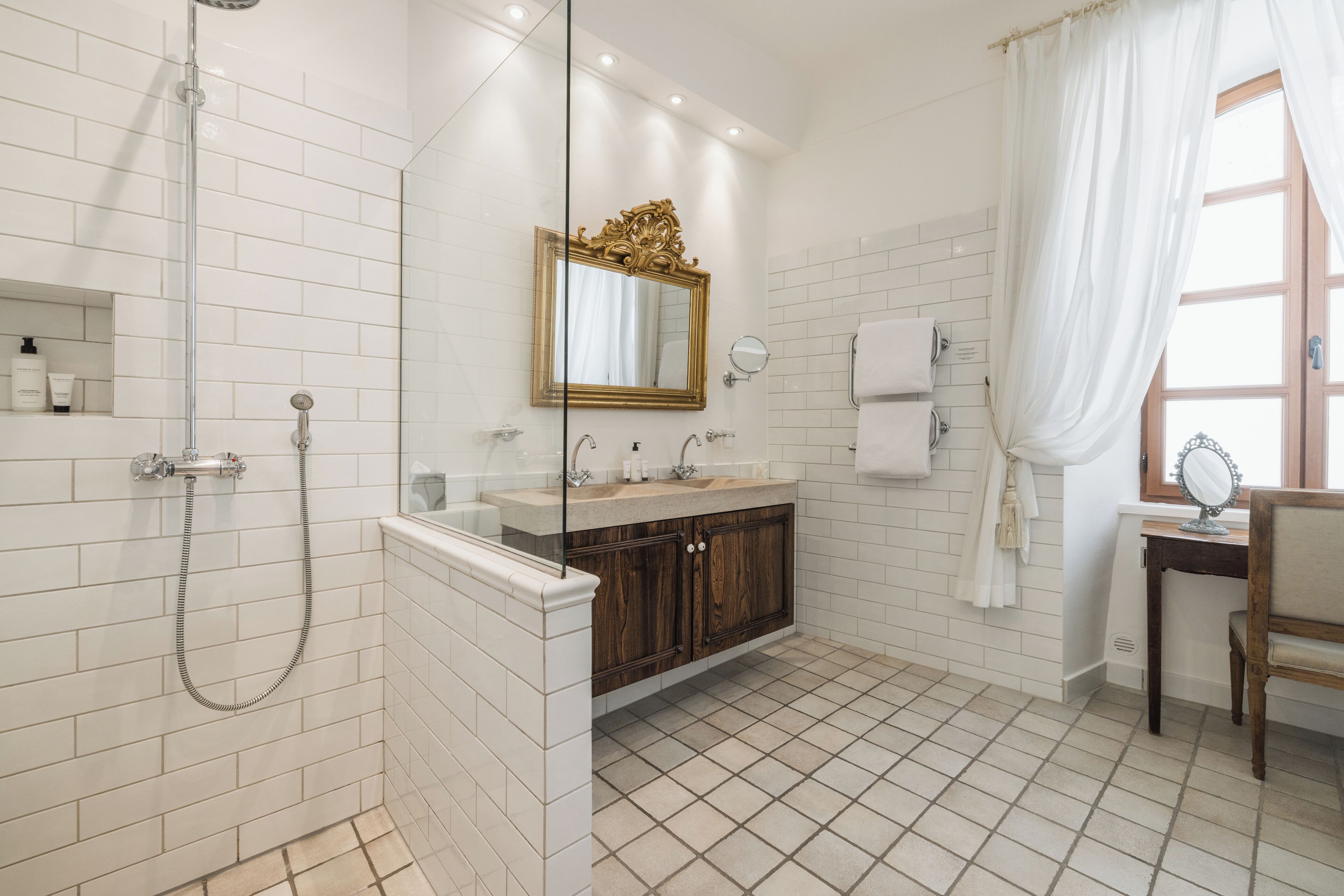 Un baño con ducha, tocador y espejo.