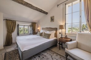 Suite – junior | Sengetøy av topp kvalitet, memory foam-senger, minibar og safe på rommet