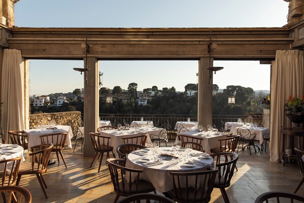 Daily buffet breakfast (EUR 32 per person)