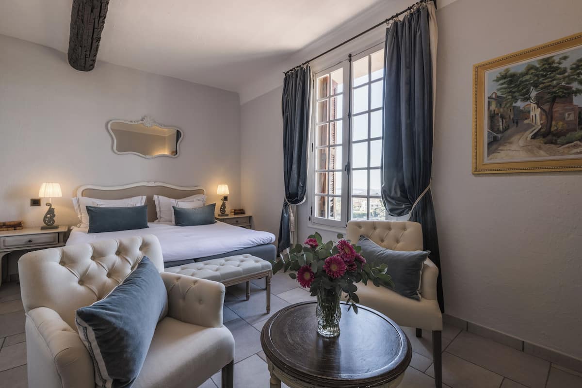 1 bedroom, premium bedding, memory-foam beds, minibar