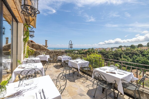 Regional cuisine, al fresco dining - Chateau Le Cagnard (Cagnes-sur-Mer)