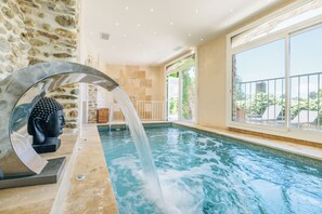 Indoor spa tub