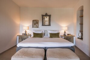 Premium bedding, memory-foam beds, minibar, in-room safe - Chateau Le Cagnard (Cagnes-sur-Mer)