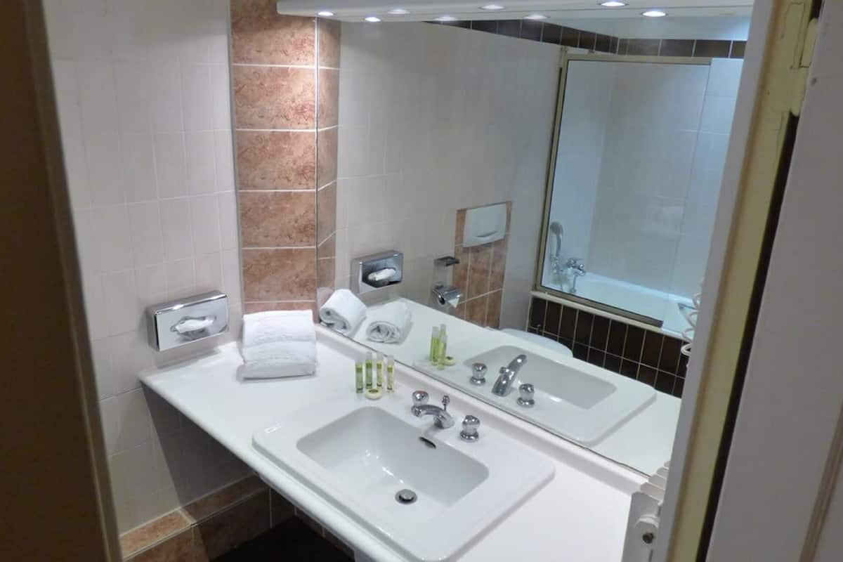Classic Room | Bathroom | Combined shower/tub, designer toiletries, hair dryer, bathrobes
