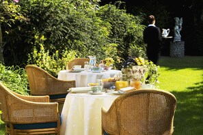 Se ofrece un desayuno bufé (22 EUR por persona)