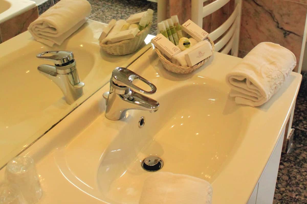 deluxe double room | bathroom sink