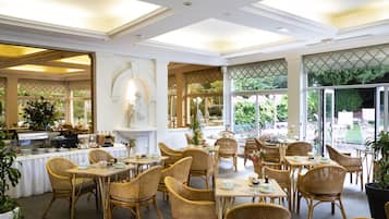 Dagelijks ontbijtbuffet (EUR 22 per persoon)