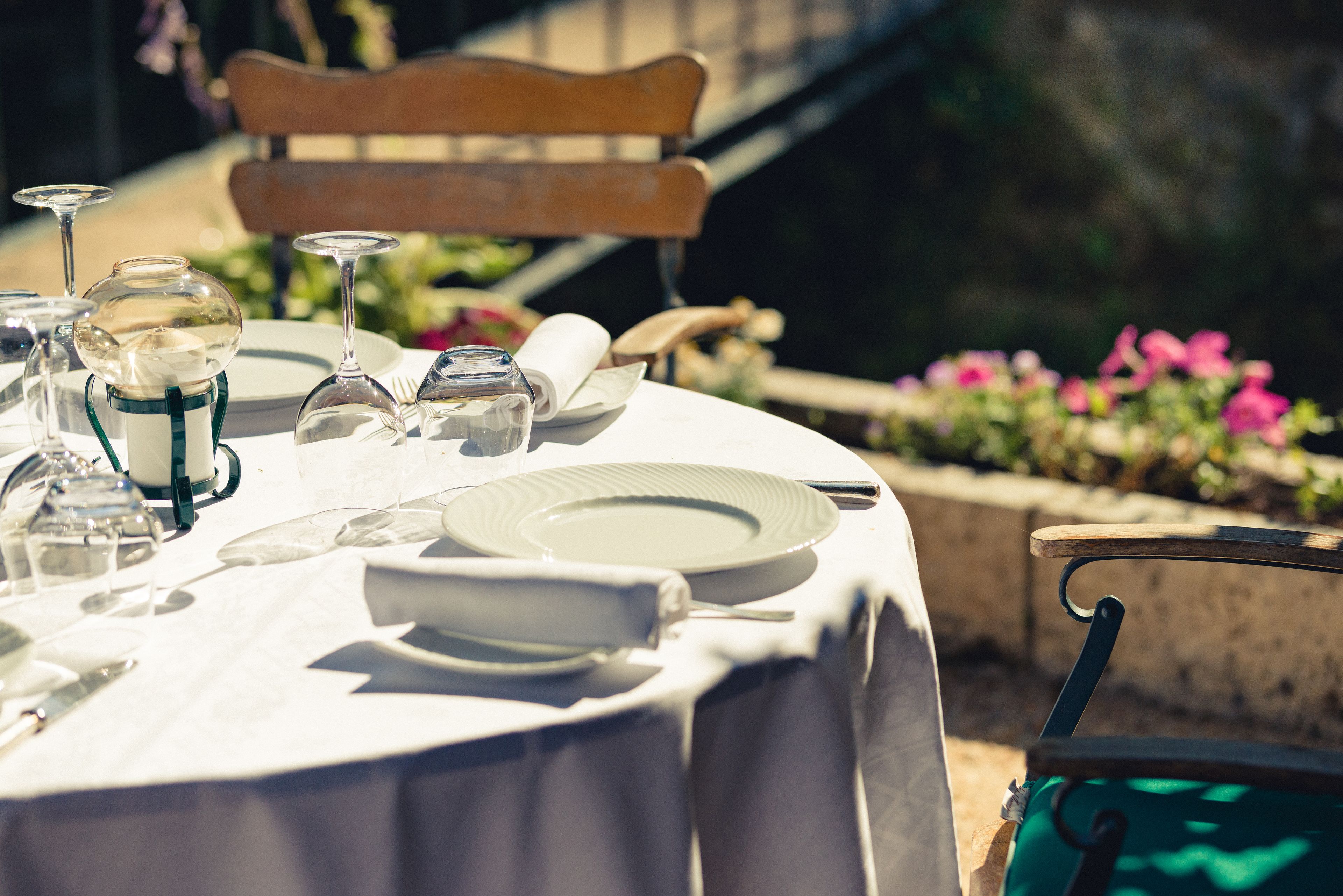 3 restaurants, breakfast, lunch, dinner served; french cuisine