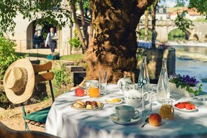 Daily continental breakfast (EUR 22 per person)