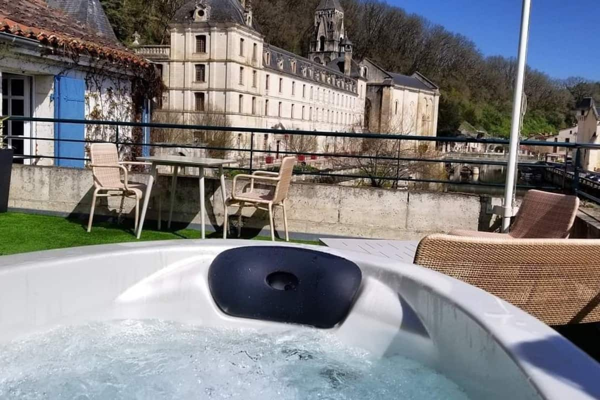 Kamer, terras (Moulin de l'Abbaye) | Een minibar, een kluis op de kamer, individueel gemeubileerd