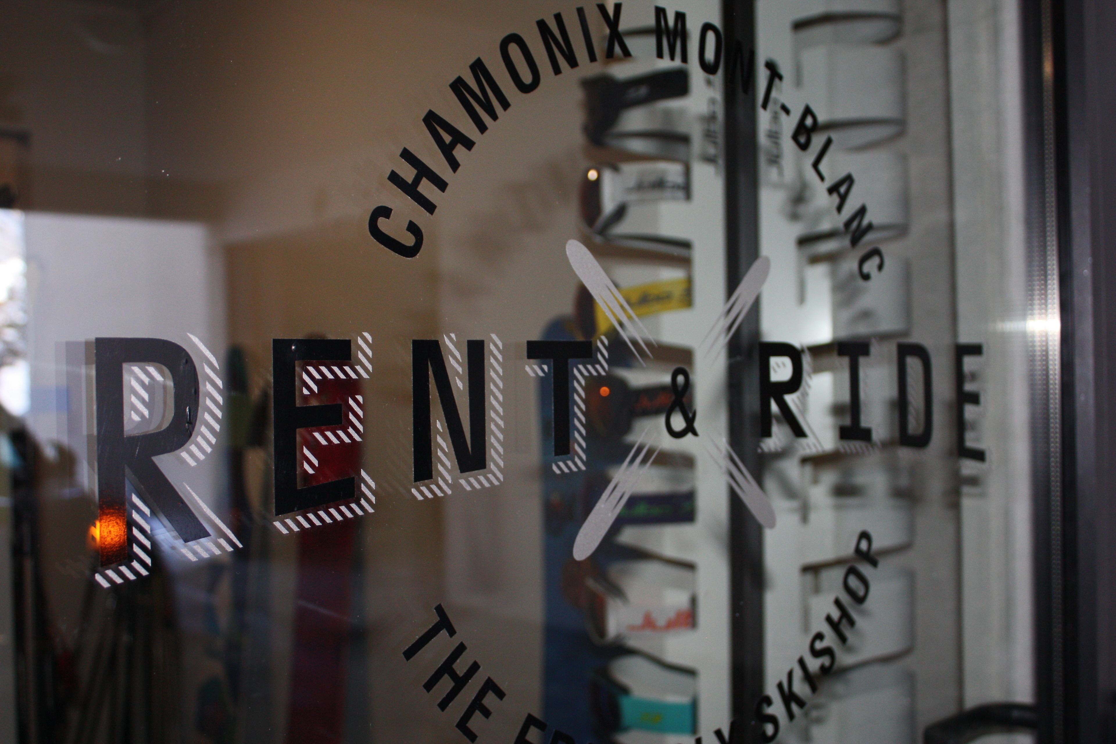 Ein Fenster, auf dem die Texte „RENT & RIDE“ und „THE FASHION SKISHOP“ sichtbar sind.
